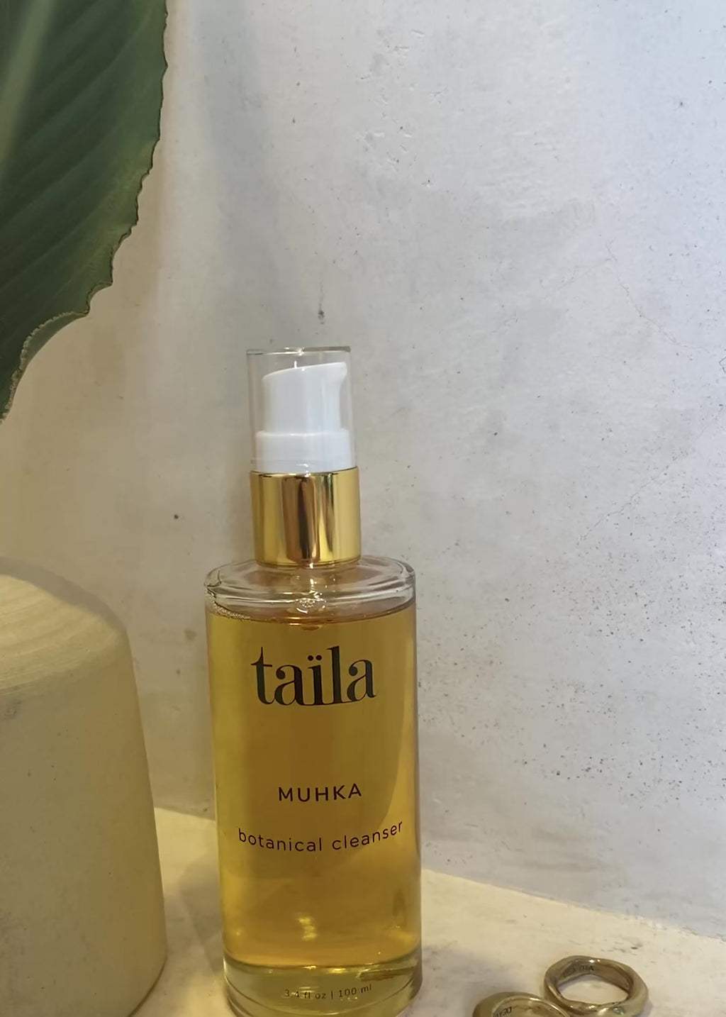 MUHKA botanical oil cleanser for daily use for sensitive skin with turmeric & papaya- Taïla skincare
